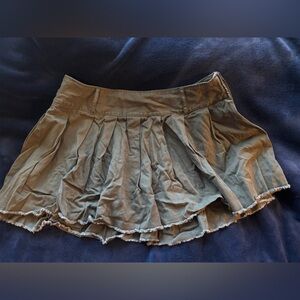 Hot Topic army green pleated skirt
